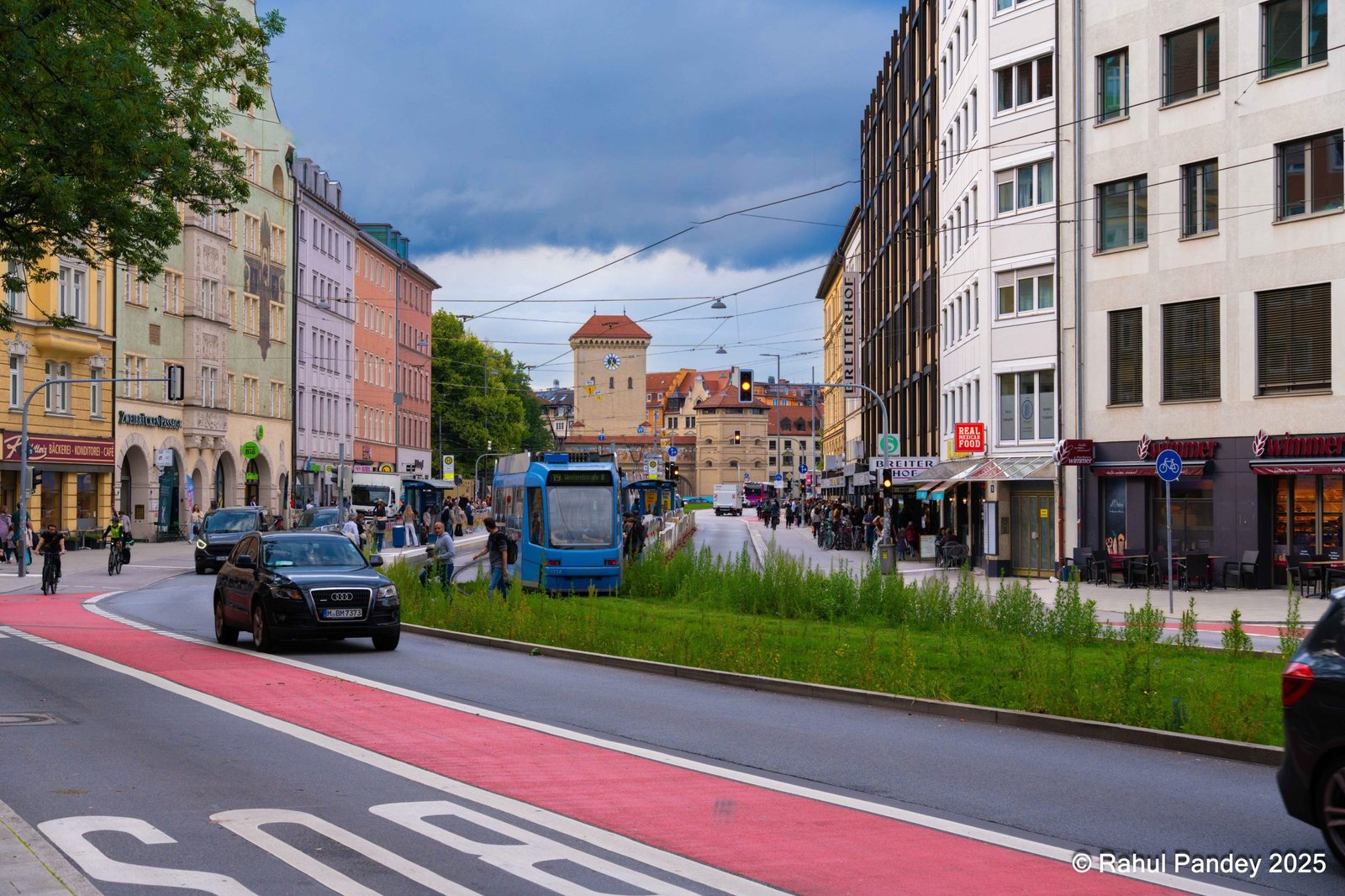 Cars, trams, shops and people. Isator view from Zweibrückenstraße
